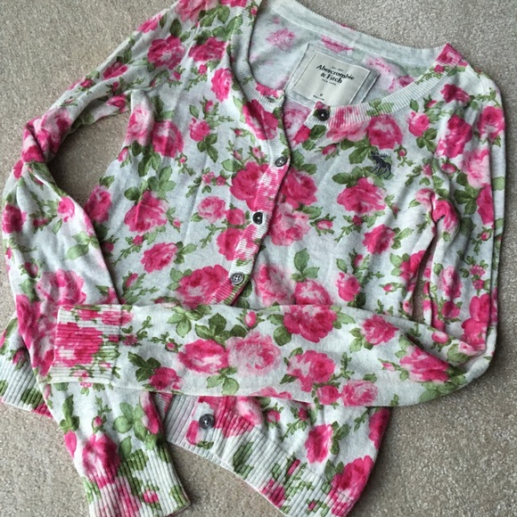 Abercrombie & Fitch Sweaters - Abercrombie Rose Print Cardigan M